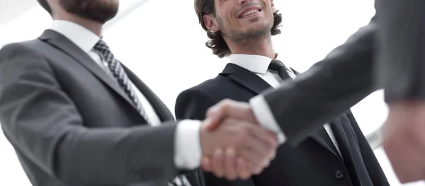 Closeup.handshake деловых людей — стоковое фото