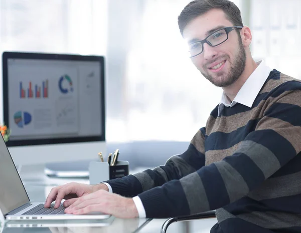 Framgångsrika medarbetare vid ett skrivbord — Stockfoto