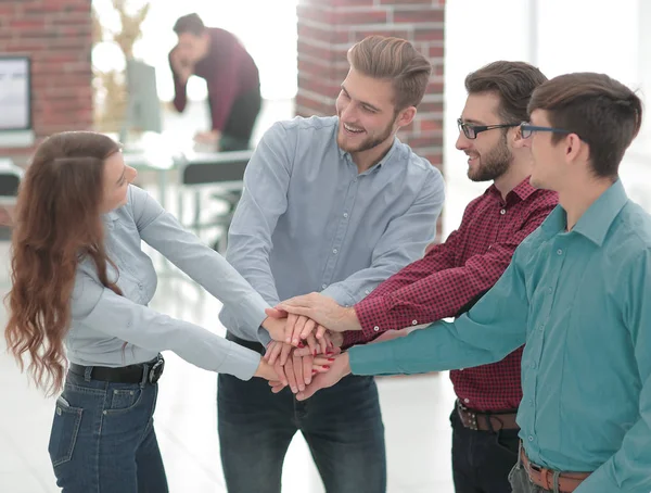 Grupo de personas manos juntas trabajo en equipo de asociación . — Foto de Stock