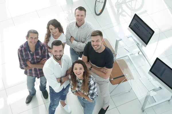 Business team staande in de buurt van het bureaublad — Stockfoto