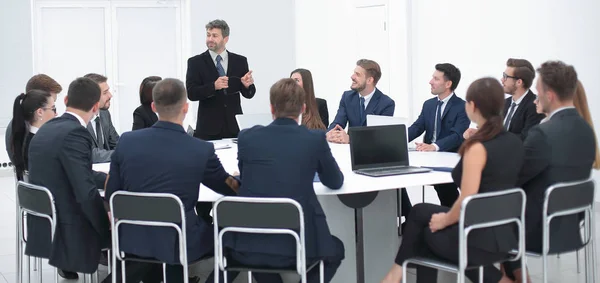 Geschäftsmann spricht über einen Vorschlag in den Verhandlungen. — Stockfoto