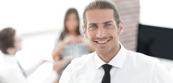 Jóvenes hombres de negocios exitosos en un fondo borroso —  Fotos de Stock