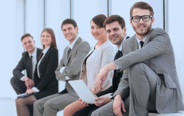 ofis lobisinde oturan iş takım