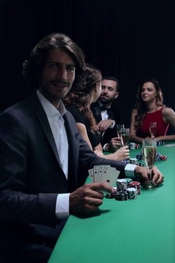 Bir grup fesat poker oyuncusu.