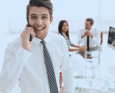 İş adamı cep telefonuyla konuşuyor..