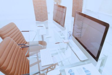 şık çalışma alanı ile modern ofis içinde bilgisayar