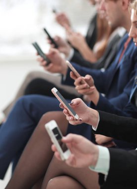 bir iş toplantısında oturan arkadaşları closeup.