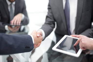 Ofiste iş arkadaşlarıyla tokalaşan adamlar..