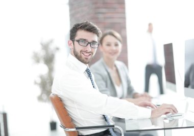 Bulanık arkaplan ofisindeki iş adamı