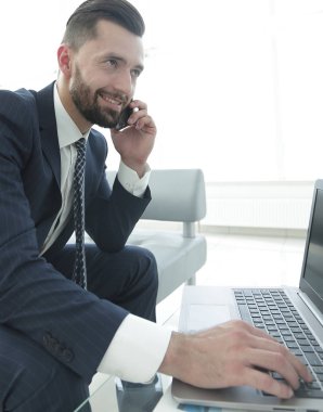 bir meslektaşım bir modern telefon aracılığıyla iş onarma işadamı