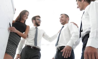 Genç çalışan arkadaşları flipchart fikirlerini olduğunu.