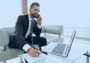 İşadamı Smartphone'da finansal belgeler hakkında konuşmak