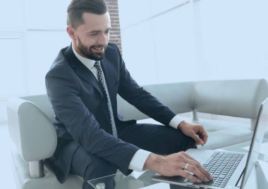 İşadamı tarama bilgilerini laptop gülümseyen,