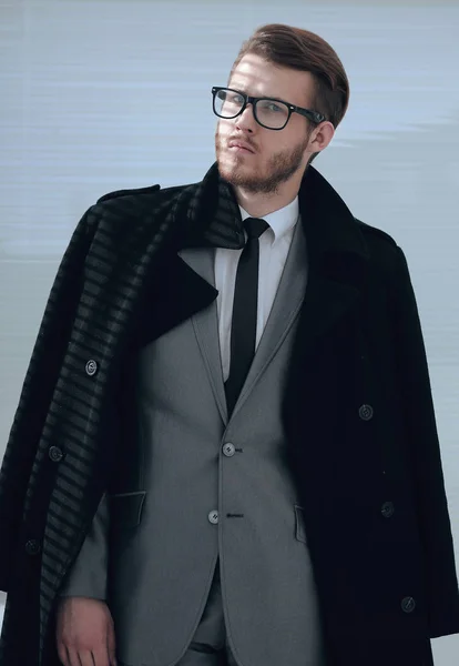 Portrait d'un homme d'affaires sérieux en manteau noir — Photo