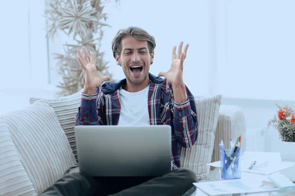 mutlu başarılı genç adam evde laptop arıyorum.