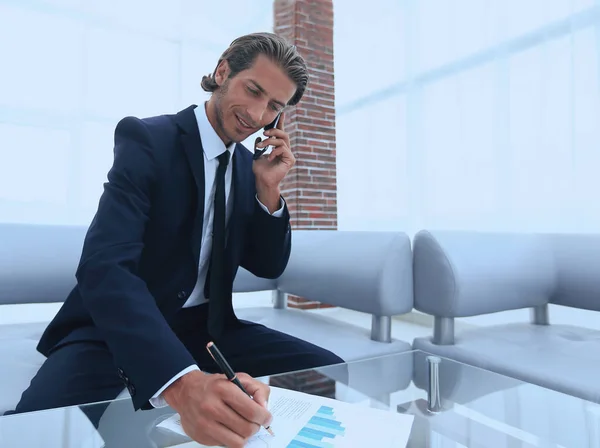 Uomo d'affari che lavora nel suo ufficio — Foto Stock