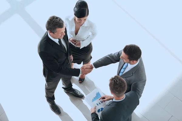 Utsikt från toppen. Handshake finansiella partner — Stockfoto
