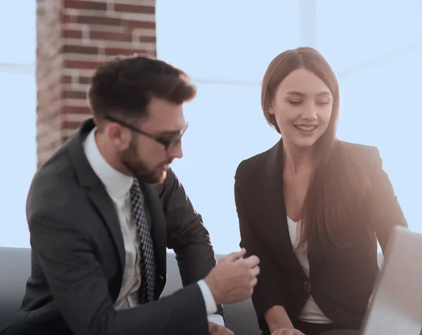 Deux collaborateurs travaillant sur une nouvelle stratégie d'entreprise — Photo