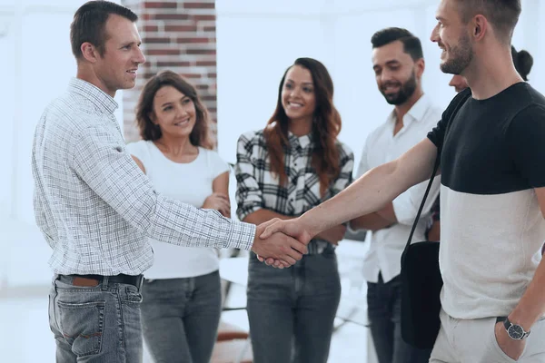 Apretón de manos socios comerciales en la oficina creativa . — Foto de Stock