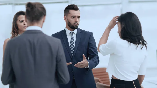 Gente de negocios discuten de pie en el cargo — Foto de Stock