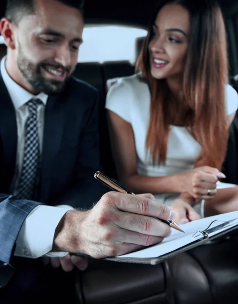 İş Adamları Arabanın İçinde Rapor Verdi