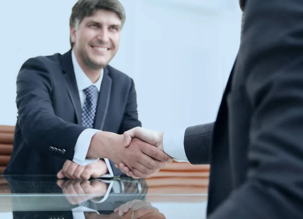 Handdruk van succesvolle zakenmensen — Stockfoto