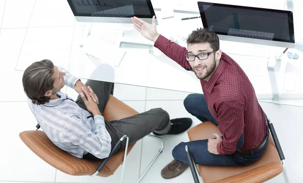 Mitarbeiter arbeiten am Computer — Stockfoto