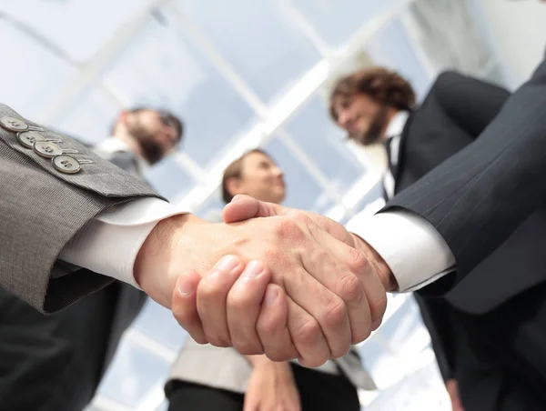 Botten view.handshake av affärspartners — Stockfoto