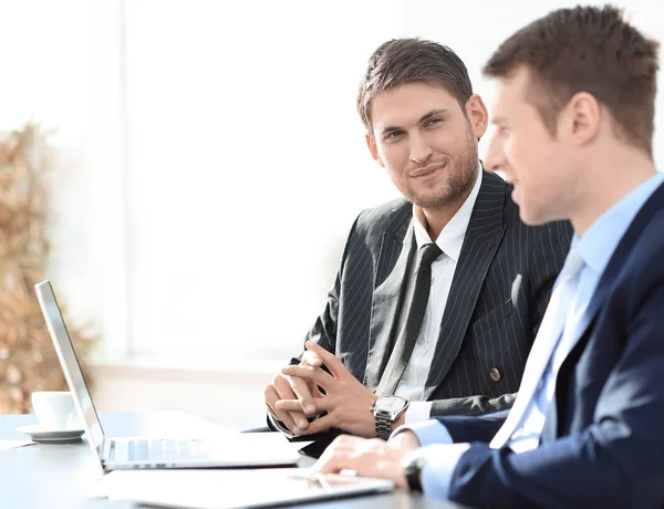 Close-up uomo d'affari che parla con il collega . — Foto Stock