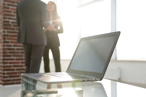 Mesa de espacio de trabajo funciona en la oficina con un ordenador — Foto de Stock