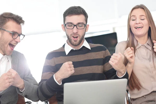 Tres empleados emocionados recibiendo buenas noticias juntos en línea — Foto de Stock