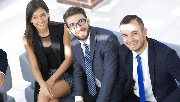 Portret van succesvolle business team zit in de lobby van het kantoor — Stockfoto