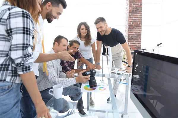 yeni fikirleri tartışmak fotoğraf editörleri