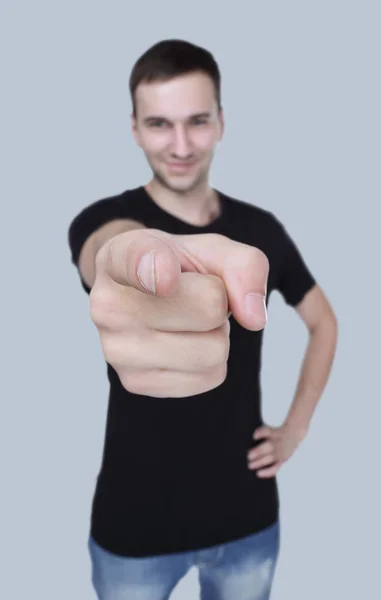 Jeune homme pointe un doigt droit isolé sur fond gris — Photo