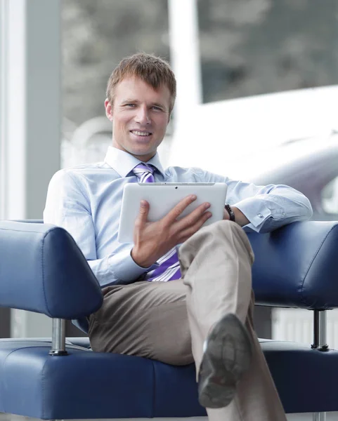 オフィスの椅子で休んでいるスーツのビジネスマン — ストック写真