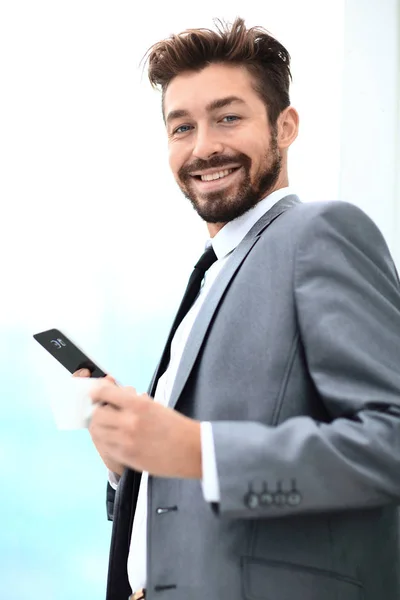 Homem elegante de terno está lendo informações no telefone — Fotografia de Stock