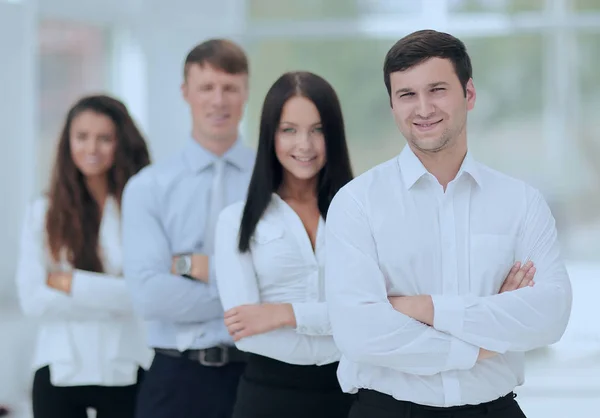 Team di lavoro e il loro leader in primo piano — Foto Stock