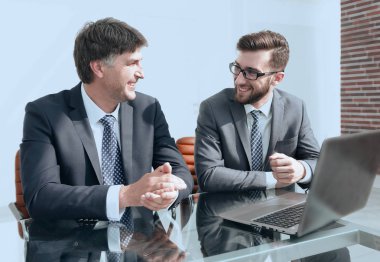 Office masada oturan iki iş adamları portresi