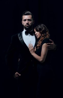 Siyah arka planda moda çifti portresi