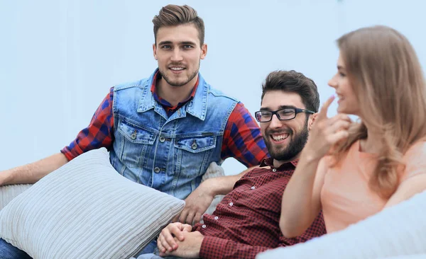 bir grup genç insan kanepede olacak.