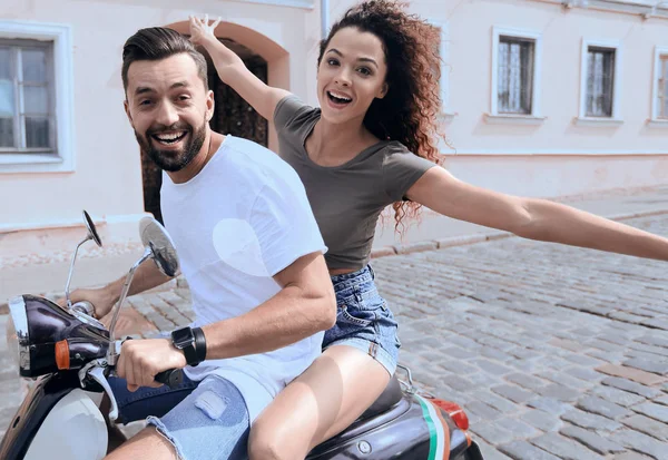 Genç çift bir scooter sürme ve having fun