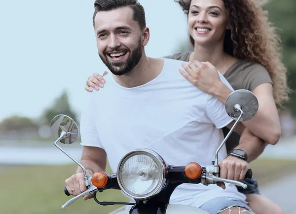 Pareja feliz conduciendo scooter emocionado en vacaciones de verano — Foto de Stock