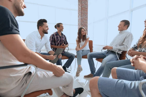 Empleados en el seminario sobre creación de equipos — Foto de Stock