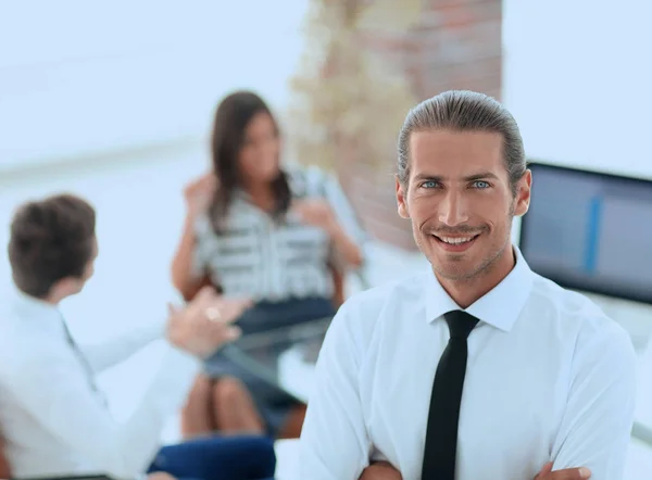 Giovani uomini d'affari di successo su sfondo sfocato — Foto Stock