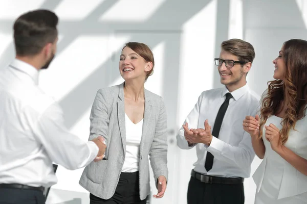 Mujer de negocios da la bienvenida al apretón de manos socios — Foto de Stock