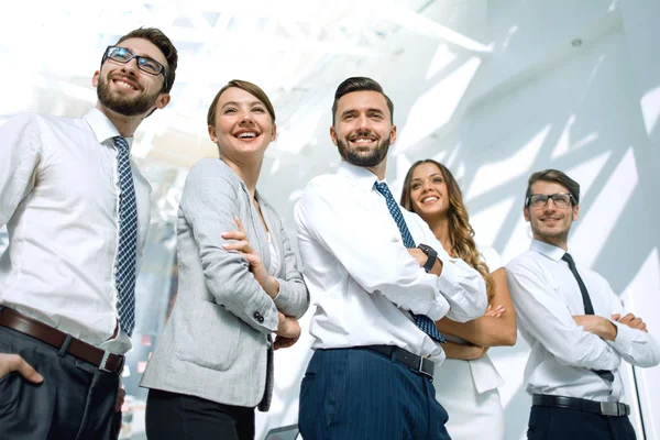 Professionelles Business-Team vor dem Hintergrund eines modernen Büros — Stockfoto