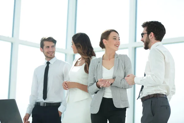 Jóvenes empleados hablan en la oficina — Foto de Stock