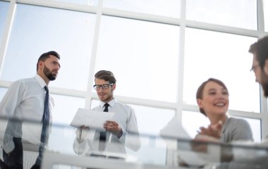 İş ekibi iş konularını tartışıyor