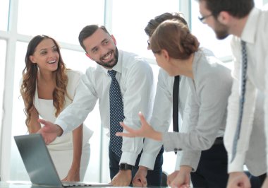 İş ekibi çevrimiçi bilgileri tartışıyor