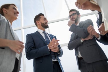 alt view.group ofiste ayakta iş adamları